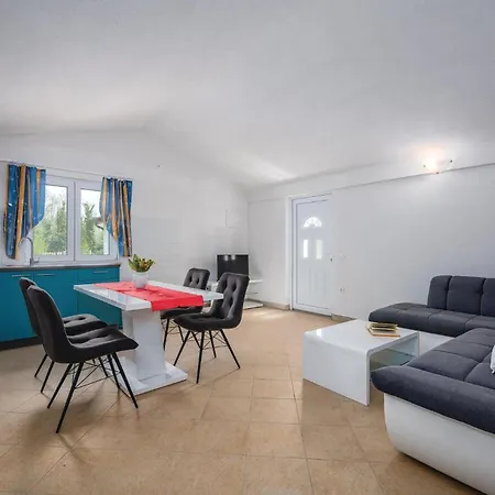 2 Bedroom Gorgeous In Sv,lovrec Holiday home *