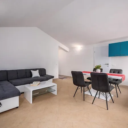 2 Bedroom Gorgeous In Sv,lovrec Holiday home Jakici