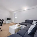 別荘 2 Bedroom Cozy In Svlovrec *