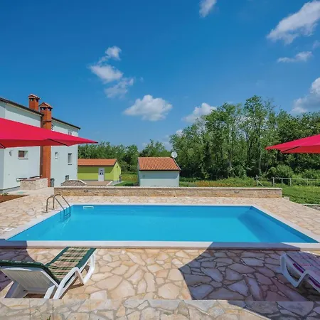 Awesome In Svlovrec With Swimming Pool Feriehus